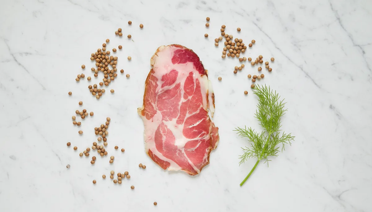 קופה כוסברה ושומר – נקניק צוואר חזיר מיובש תוצרת בית